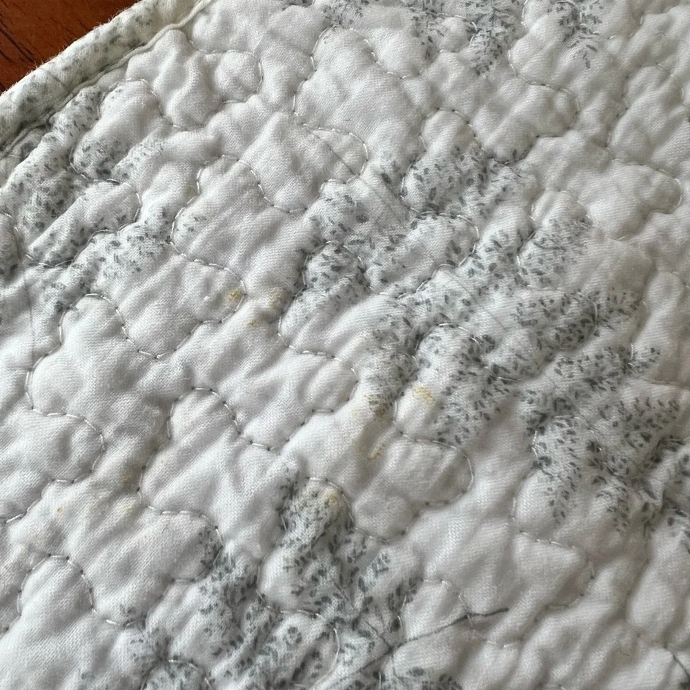 Elegant Quilted Table Runner​